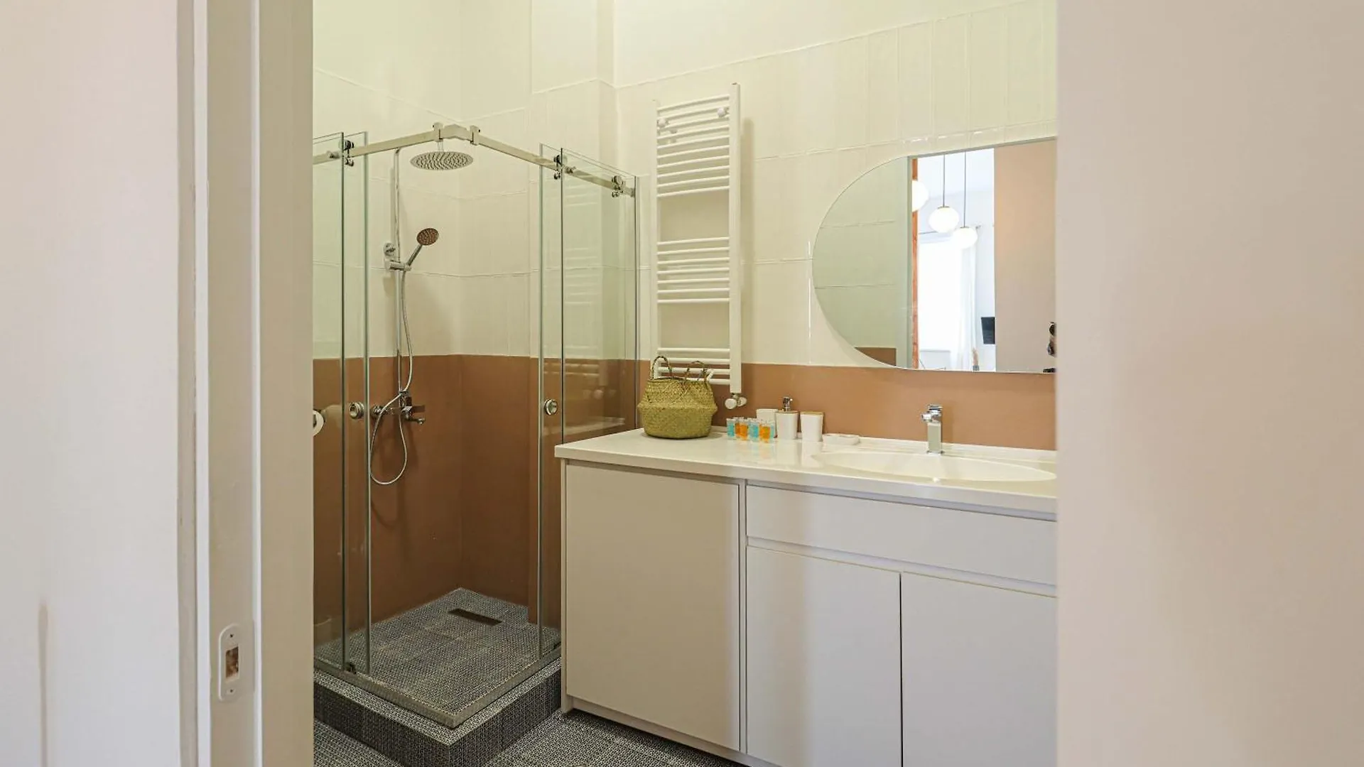 アパート 2Br Central Stylish Apt In Tbilisi - By Wehost