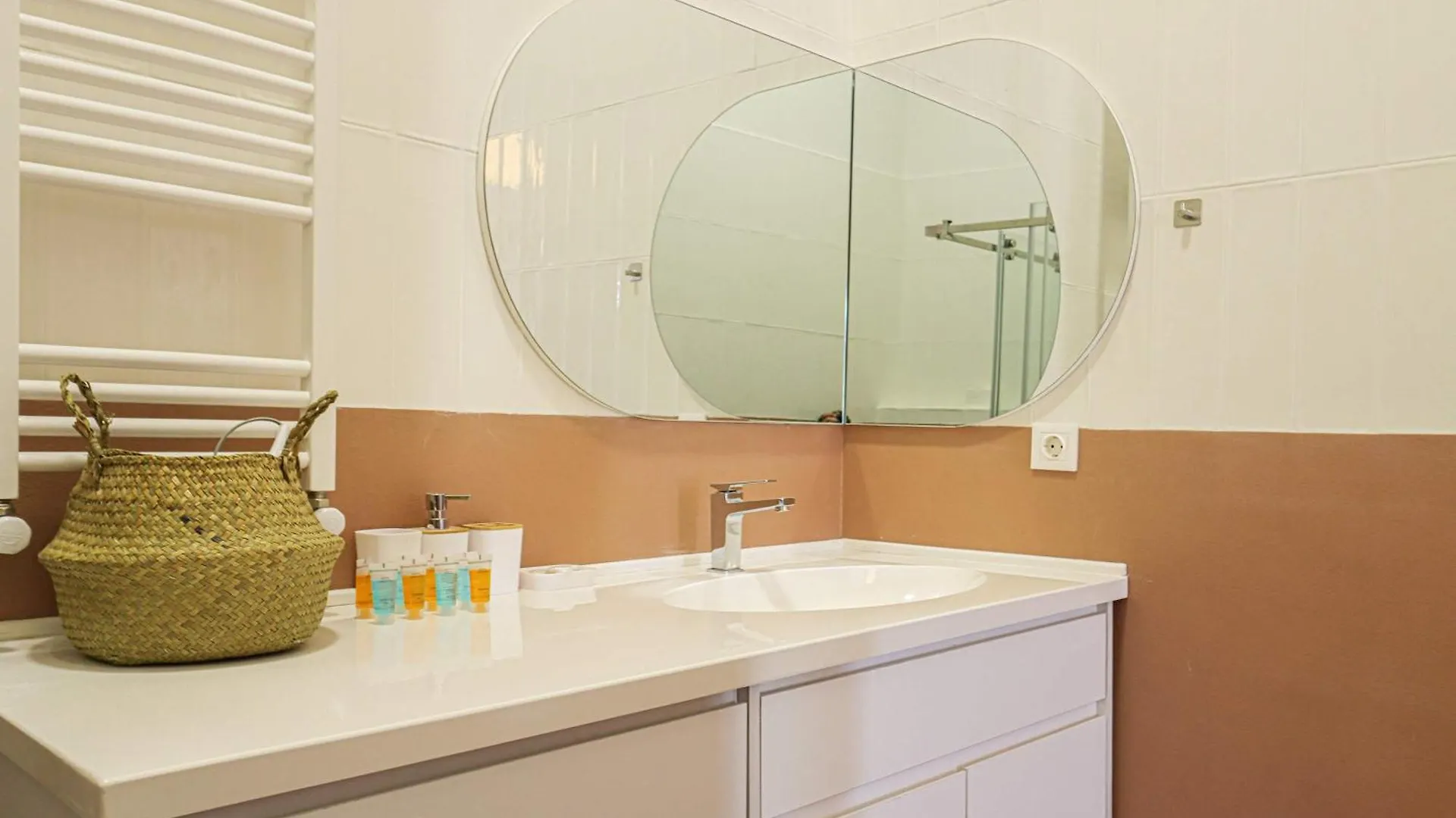 アパート 2Br Central Stylish Apt In Tbilisi - By Wehost